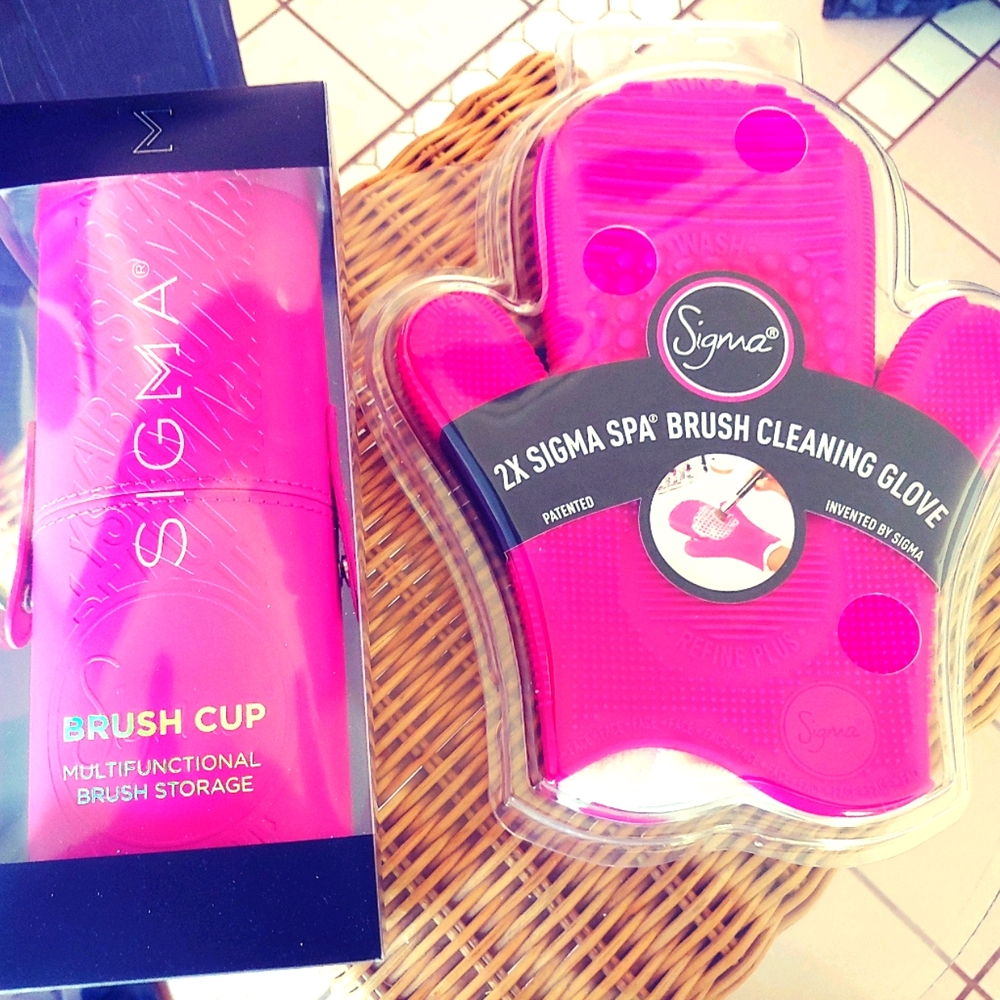 SIGMA Deluxe MakeUp Brush Cup & Scrub Glove